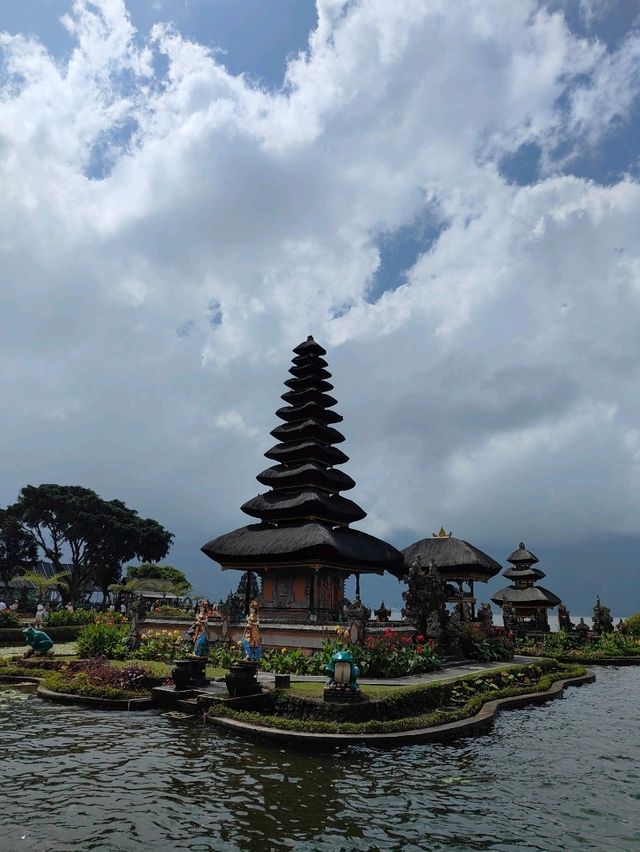 🛕 Reflections in the Mist: A Visit to Ulun Danu Beratan Temple