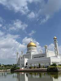 🕌 Royal Reflections in Brunei: Omar Ali Saifuddien Mosque