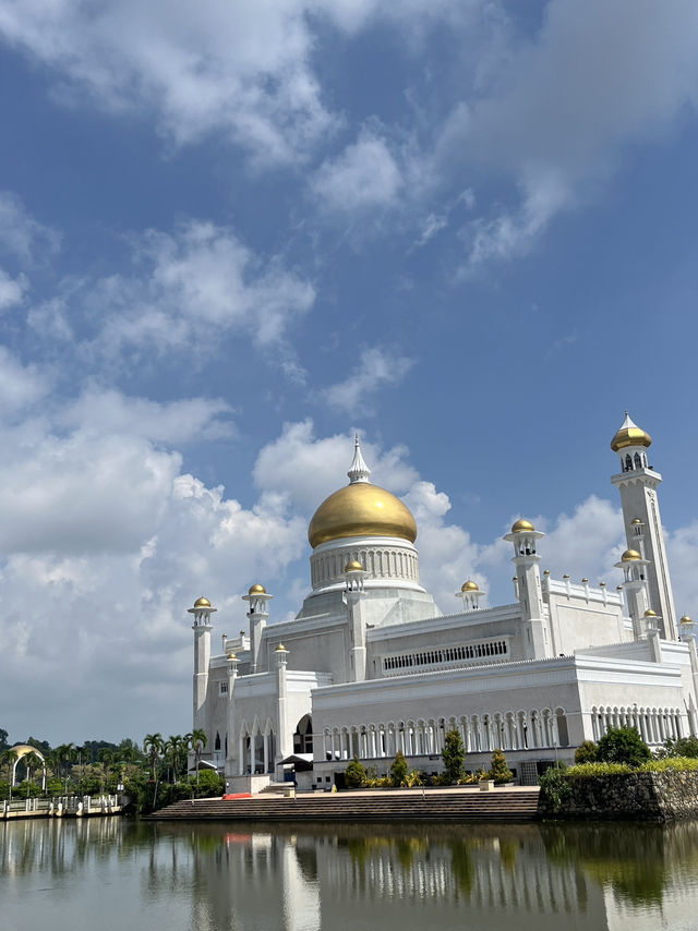 🕌 Royal Reflections in Brunei: Omar Ali Saifuddien Mosque