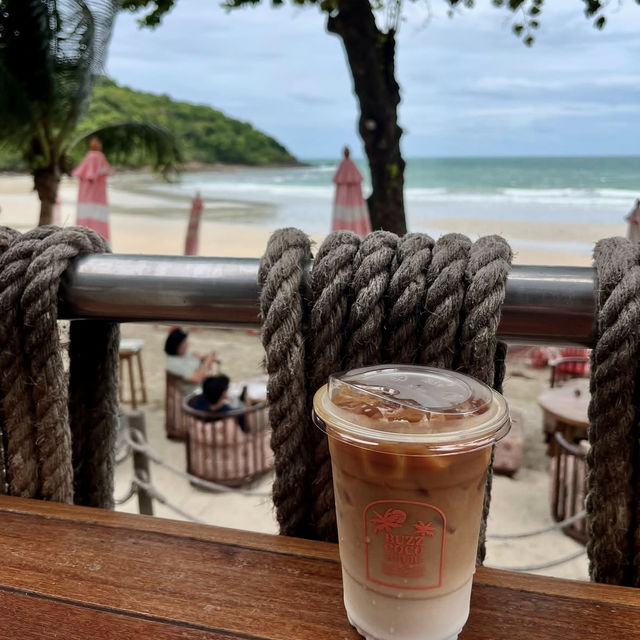 ピンクの海風と太陽に包まれる、Buzz Coco Clubで味わう非日常のサメット島時間🇹🇭