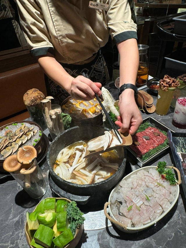 一家以雲南本土野生菌為主打嘅特色火鍋店 一家以雲南本土野生菌為主打嘅特色火鍋店