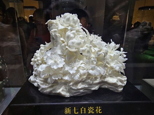 Beautiful porcelain and paintings at China Art Museum