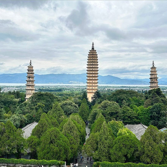 A Peaceful Journey at Chongsheng Temple