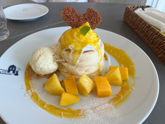 🌊 沖繩美國村 Seaside Cafe Hanon：芒果菠蘿鬆餅與海景的夢幻午後！🥞🌴