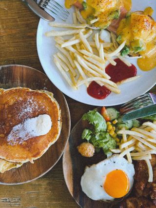 🌴 Okinawa Morning Works: A blissful morning with a Hawaiian-style breakfast! 🥞☕