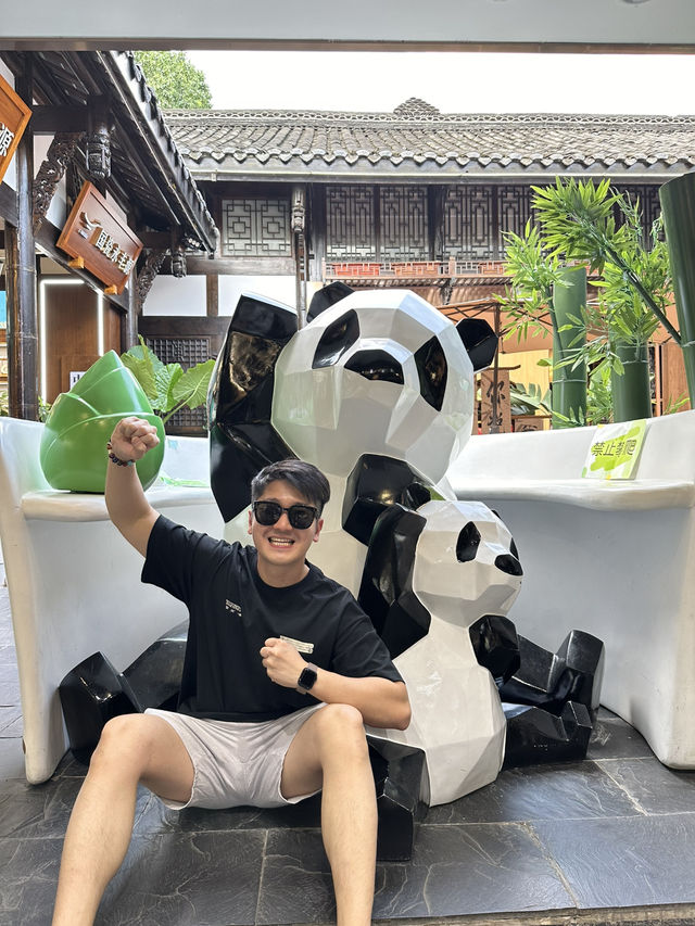 Chengdu’s Kuan Zhai Alley: Where History Meets Modern Buzz