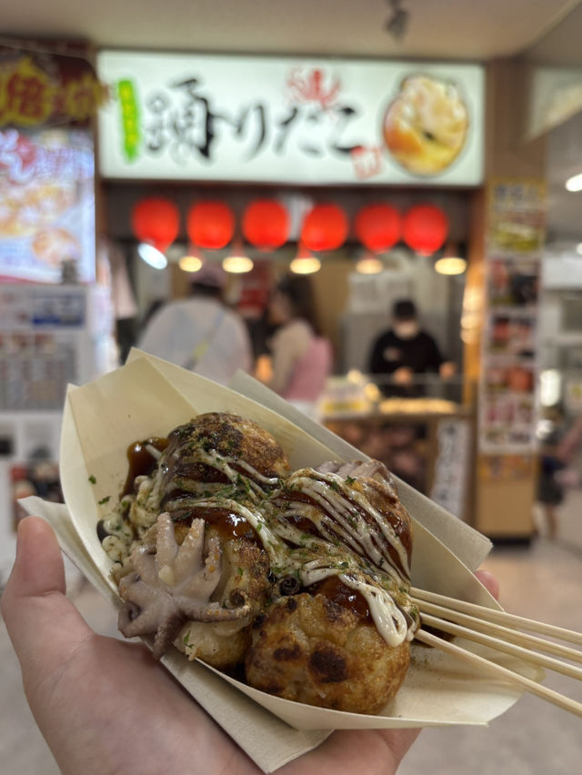 A Must-Try at Tore Tore Market – Odori Dako’s Whole Octopus Takoyaki 🐙🔥