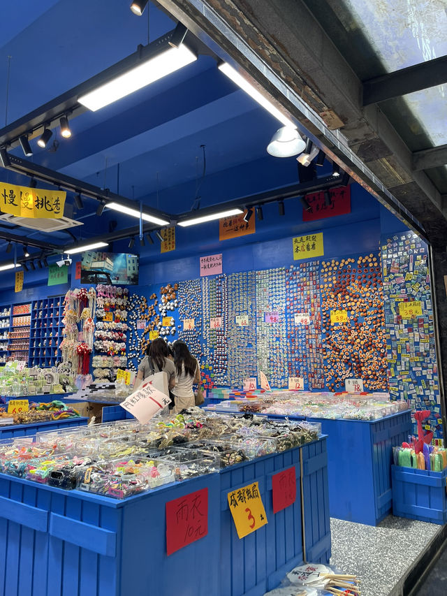 🛍️ Blue Art Tree – Chunxi Road, Chengdu  🛍️ Blue Art Tree – Chunxi Road, Chengdu