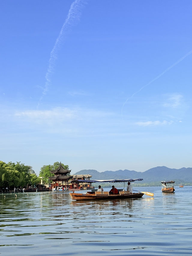 นั่งเรือ ทะเลสาบซีหู (West Lake) ที่เมืองหางโจว นั่งเรือ ทะเลสาบซีหู (West Lake) ที่เมืองหางโจว