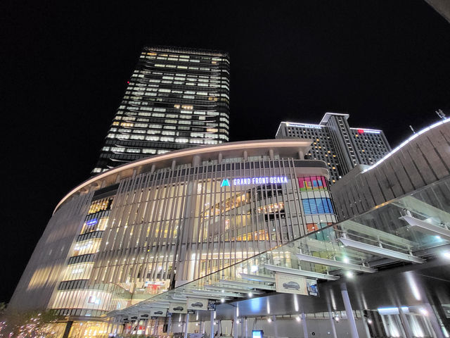 梅田高樓夜色巡禮：大阪都會的璀璨光影