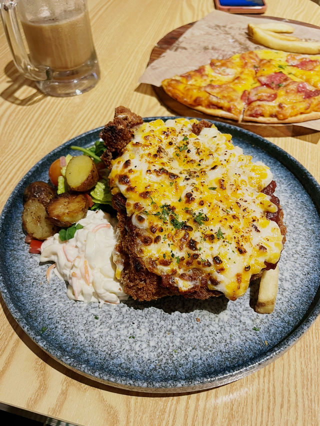 🍕 Family Birthday Feast at 10 Gram IOI City Mall — Pizza & Brownies Stole the Show! 🎂✨