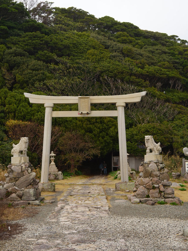 周囲2キロの小さな島 柱状節理と赤い橋が特徴