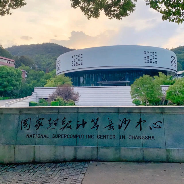🎓 Hunan University — The Romance of Red Bricks and Sunshine 🌤 🎓 Hunan University — The Romance of Red Bricks and Sunshine 🌤
