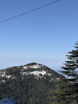 ภูเขาปกคลุมด้วยหิมะ ร้านกาแฟที่มีวิวสวยงามในเมืองดัลฮาวซี