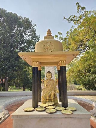 帶大家參觀印度「佛教第一座寺院」。