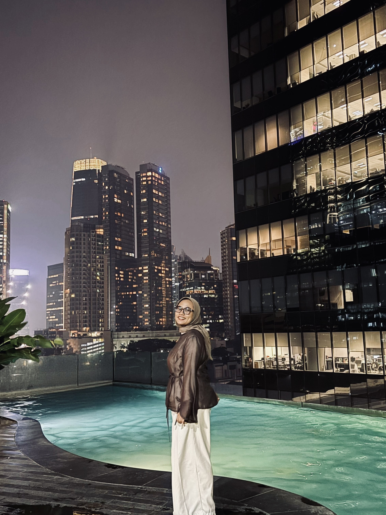 Cobain deh ke Manhattan Hotel Jakarta! Dari luar sampai dalam, vibes-nya tuh berasa lagi di New York. Mewah banget tapi harganya beneran ramah di kantong! 💼🏙️

Fasilitas juara yang wajib kamu cobain:
 Kolam Renang Rooftop: Berenang sambil nikmatin city light kuningan yang juara banget! 🏊♂️🌃
 Kamar Super Luas: Desainnya modern, kasurnya empuk, dan view-nya langsung gedung-gedung pencakar langit.
 Gym & Spa: Buat yang mau tetep bugar atau sekadar healing manjain tubuh.
 Restoran Mewah: Sarapannya lengkap dan rasanya bintang lima!
Gak usah mikir dua kali buat self-reward weekend ini. Yuk, langsung booking sekarang🫶✨  #hoteljakarta  #manhattanhotel  #hotelmewah  #staycationjakarta 
