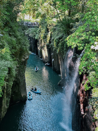 If you've been to Japan a few times and feel like you know the country quite well, I think you should try going south.
Kyushu gave me a very different feeling about Japan.
The first time I saw pictures of Takachiho Gorge, I had a feeling: I absolutely had to go there.
And when I actually set foot in Kyushu, I realized that the most attractive thing about this place wasn't just the scenery.
It was the feeling of a more liberal, open Japan, less constrained by familiar rules. The pace of life was also more relaxed. And the nature… was truly breathtaking.
Kyushu is a geological area with many active volcanoes, so it has mountain ranges, gorges, lakes, hot springs, and magnificent landscapes created by millions of years of Earth's movement.
Mount Aso (Kumamoto Prefecture) and Sakurajima (Kagoshima Prefecture) are two of Japan's most active volcanoes.
Thanks to its intense volcanic and geothermal activity, Kyushu also accounts for approximately 35% of Japan's total hot spring (onsen) sources, with famous hot spring towns like Beppu and Yufuin.
Much of the island is covered by hills and giant caldera formations created after ancient eruptions.
In particular, it's a land steeped in Japanese mythology. There are places where you can not only admire the scenery but also feel like you're stepping into an ancient tale.
Initially, I planned to use the Seishun 18 Kippu pass to explore Kyushu by local trains, traveling through different regions. However, after researching, I discovered that the most beautiful places in Kyushu are often not located near train stations or with convenient public transportation.
The Takachiho Gorge, mountainous areas, valleys, and volcanic landscapes are often located deep within nature, requiring additional local buses or taxis for transportation, making it quite complicated. Therefore, I chose a day tour with private transportation.
If you're looking for a more unique Japan than Kyoto, Tokyo, or Osaka, try Kyushu. You might discover a Japan you've never known before.