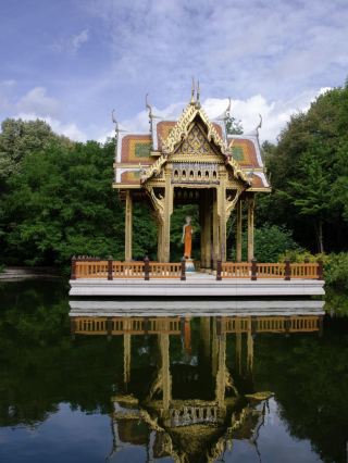 🛕 วัดพุทธที่น่าสนใจ

🇩🇪 Berlin
มีชุมชนพุทธและวัดเอเชียหลายแห่ง เหมาะสำหรับคนไทยที่ต้องการทำบุญหรือสัมผัสบรรยากาศพุทธศาสนาในยุโรป

🇩🇪 Munich
มีชุมชนไทยค่อนข้างชัดเจน และมีวัดไทยให้คนไทยและชาวต่างชาติเดินทางไปปฏิบัติธรรมและทำบุญ

🇩🇪 Frankfurt
เป็นอีกเมืองที่มีชุมชนไทยและศูนย์ปฏิบัติธรรม เหมาะกับคนไทยที่เดินทางมาทำงานหรือท่องเที่ยว

⛪ แต่ถ้าอยากชม “ศาสนสถานสวย ๆ” เยอรมนีต้องดู
    ⛪ Cologne Cathedral – มหาวิหารโกธิกขนาดใหญ่และเป็นแลนด์มาร์กสำคัญ
· ⛪ Berlin Cathedral – โดมขนาดใหญ่ใจกลางเบอร์ลิน
· ⛪ Frauenkirche Dresden – โบสถ์เก่าแก่และสถาปัตยกรรมสวยมาก
· ⛪ Ulm Minster – โดดเด่นด้วยหอคอยสูงมา