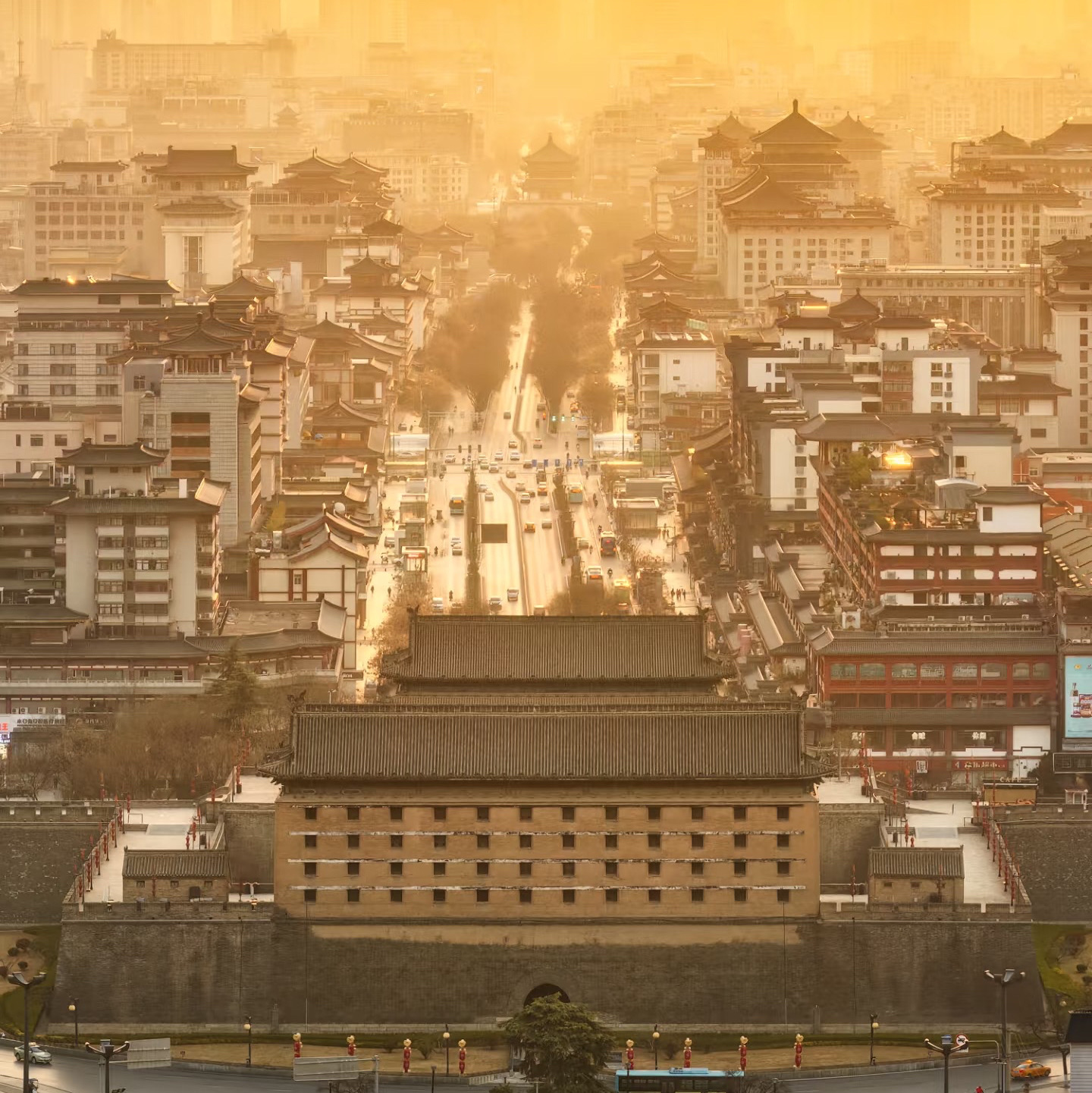 🏯 รีวิวเมืองซีอาน — เมืองหลวงโบราณ 13 ราชวงศ์ กำเนิดสายไหม
ซีอาน คือเมืองหลวงมณฑลส่านซี อดีตเมืองหลวงของจีนยุคราชวงศ์ฮั่นและถัง จุดเริ่มต้นของ ถนนสายไหม มีอายุเมืองกว่า 3,100 ปี ได้ชื่อว่าเป็น "พิพิธภัณฑ์กลางแจ้ง" เพราะทุกซอกทุกมุมอัดแน่นไปด้วยเรื่องราวประวัติศาสตร์
✨ ทำไมต้องมาซีอาน?

· 🗿 มรดกโลกอันดับ 1 — กองทัพทหารดินเผาจิ๋นซีฮ่องเต้ สิ่งมหัศจรรย์โลกยุคใหม่

· 🧱 กำแพงเมืองโบราณที่สมบูรณ์ที่สุดในจีน — ปั่นจักรยานรอบเมืองได้

· 🏮 วัฒนธรรมรุ่งเรือง — ย่านมุสลิม ถนนคนเดินของกินเพียบ

· 📖 ผจญภัยในอดีต — เคยเป็นใจกลางอาณาจักรที่ยิ่งใหญ่ที่สุดในโลก
🗿 ที่เที่ยวเด็ด ห้ามพลาดเด็ดขาด!

🗿 1. พิพิธภัณฑ์กองทัพทหารดินเผา — สุสานจิ๋นซีฮ่องเต้

· ✅ เปิด: 08:30–18:00 | ค่าเข้า: ¥120

· ✅ 8,000 กว่าลำ ไม่มีใบหน้าซ้ำกันเลย! แต่ละคนมีเอกลักษณ์เฉพาะตัว

· ✅ ดูพิท 1 ก่อน → พิท 3 → พิท 2 และอย่าพลาด รถม้าทองแดง สุดยอดงานศิลปะ

· ⚠️ แนะนำจองตั๋วล่วงหน้า! และควรจ้างไกด์ จะเห็นแค่ "ตุ๊กตาดิน" ถ้าไม่รู้เรื่องราว

🧱 2. กำแพงเมืองโบราณซีอาน

· ✅ สร้างสมัยราชวงศ์หมิง ยาว 13.7 กม. สูง 12 ม. กว้างพอปั่นจักรยานได้

· ✅ ปั่นจักรยานรอบกำแพง ~1.5 ชม. ค่าเช่า ¥45/คน วิวสวยมาก

· ✅ มุ่งหน้าไป ประตูใต้ (หนานเมิน) เป็นจุดเริ่มต้นที่ดีที่สุด ช่วงเย็นแสงสวยที่สุด

🛕 3. เจดีย์ห่านป่าใหญ่

· ✅ สร้าง ค.ศ. 652 เพื่อเก็บคัมภีร์พระถังซัมจั๋งนำกลับมาจากอินเดีย

· ✅ สูง 64 ม. ยามค่ำมีแสงไฟสวยงาม ลานหน้าเจดีย์กว้างใหญ่

· ✅ นั่งดูแสงเย็น ชมแสงไฟยามค่ำคืน สวยมาก

🕌 4. หอระฆัง & หอกลอง + ย่านถนนหุยหมินเจีย

· ✅ หอระฆังกลางเมือง สร้าง ค.ศ. 1384 ยามค่ำประดับไฟสวยที่สุดในเมือง

· ✅ เดินไปไม่ไกลถึง หอกลอง และต่อถึง ย่านมุสลิม ของกินเพียบ!

· ✅ ลองกิน: บะหมี่เนื้อแกะ ซาลาเปา หมูย่าง เส้นก๋วยเตี๋ยวเสฉวน

📚 5. พิพิธภัณฑ์ประวัติศาสตร์มณฑลส่านซี

· ✅ ของสะสมกว่า 370,000 ชิ้น เรื่องราวอารยธรรมจีนเต็มอิ่ม

· ✅ ฟรี! แต่ต้องจองล่วงหน้า อย่างน้อย 3–5 วัน คิวยาวมาก

♨️ 6. พระราชวังฮวาชิงฉือ

· ✅ บ่อน้ำพุร้อนโบราณ ที่จิ๋นซีฮ่องเต้และจักรพรรดิราชวงศ์ถังเคยแช่

· ✅ เป็นสถานที่เกิดตำนานรักจักรพรรดิถังซวนทงและหยางกุ้ยเฟย

· ✅ มีการแสดงโชว์กลางคืน "บทเพลงรักถังซวนทง" สวยงามมาก

🛕 7. เจดีย์ห่านป่าน้อย + พิพิธภัณฑ์ซีอาน

· ✅ สร้าง ค.ศ. 707 สงบ ร่มรื่น คนไม่เยอะเท่าที่ใหญ่

· ✅ ฟรีค่าเข้า! เหมาะแวะมาชิลๆ
🍜 อาหารเด็ดต้องลอง!

· 🍜 บะหมี่เสฉวนเส้นหนา (เปี้ยนเมี่ยน) — เส้นกว้างนุ่ม เครื่องปรุงแน่น

· 🥟 เกี๊ยวซ่าซีอาน — ไส้แน่น น้ำจิ้มรสเด็ด

· 🐑 ซุปเนื้อแกะกับขนมปัง — ขนมปังฉีกใส่ซุป สูตรดั้งเดิม

· 🔥 หมูย่างไม้ — ย่านมุสลิมหาได้ทั่วไป

· 🥛 นมถั่วเหลือง + ขนมปังทอด — มื้อเช้าสไตล์ท้องถิ่น
📋 ข้อมูลที่เป็นประโยชน์

· ✈️ เดินทาง: บินตรงจากกรุงเทพฯ ~4 ชม.

· 🚇 ในเมือง: รถไฟใต้ดินครอบคลุม ค่าโดยสารเริ่มต้น ¥2

· 🚌 ไปกองทัพดินเผา: อยู่ห่าง 40 กม. จากใจกลางเมือง นั่งรถบัส/รถไฟความเร็วสูง/แท็กซี่ ~1 ชม.

· 🌤️ อากาศ: ฤดูใบไม้ร่วง (ก.ย.–ต.ค.) สวยที่สุด — อากาศดี ใบไม้เปลี่ยนสี | ฤดูหนาวหนาวและแห้ง

· ⚠️ สำคัญ: จองตั๋วพิพิธภัณฑ์และกองทัพดินเผาล่วงหน้า! เตรียม VPN สำหรับใช้แอปในไทย
📅 แนะนำแผนเที่ยว 3 วัน 2 คืน

· วันที่ 1: กำแพงเมือง → หอระฆัง → ย่านมุสลิม → ของกินยามค่ำ

· วันที่ 2: 🗿 กองทัพทหารดินเผา → รถม้าทองแดง → พระราชวังฮวาชิงฉือ → โชว์กลางคืน

· วันที่ 3: พิพิธภัณฑ์ส่านซี → เจดีย์ห่านป่าใหญ่ → ช้อปปิ้งก่อนกลับ

