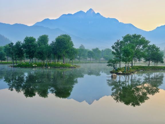 Autumn’s Quiet Elegance at Red Leaf Lake, Hubei 🍁