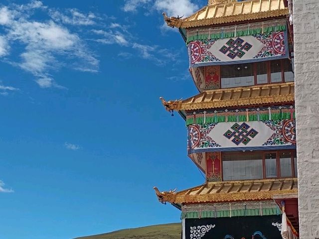 Super beautiful and impressive temple - totally worth a visit!