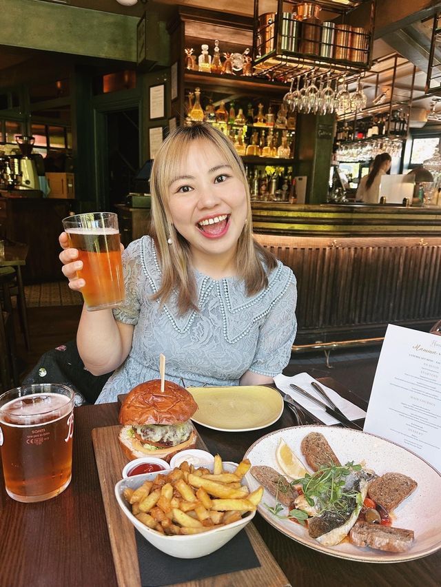 🇬🇧英國倫敦😋郊區酒吧🍻走古典趣味風🥳環境幾好
