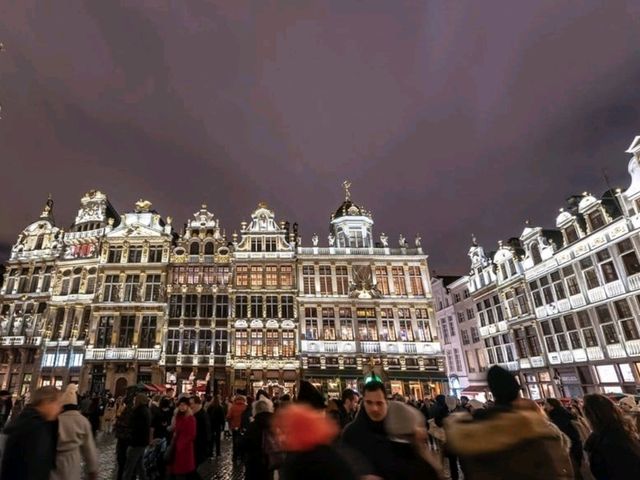 ชมแสงสีคริสต์มาสสุดอลังการที่จตุรัส Grand Place