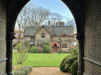 Peak through the gate into Holly Village, London! 🌼