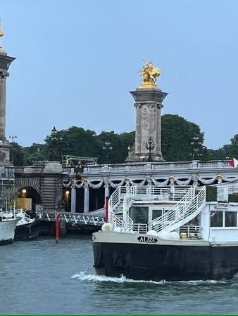 塞納河搭乘觀光遊船叢另一個視角看巴黎