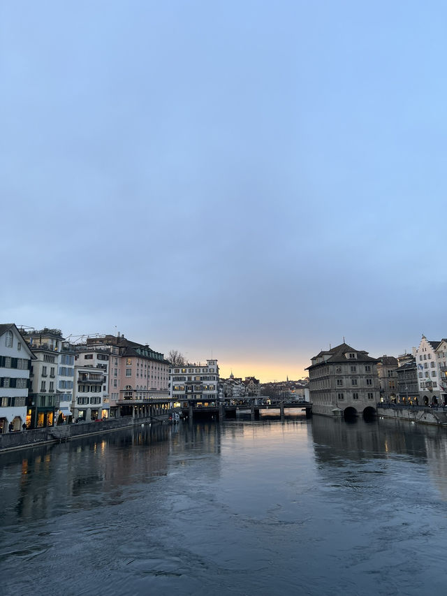 Sunset Serenade on the Limmat – Zürich’s Golden Hour Magic 🌊🌅 