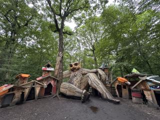 숲속에 숨겨진 예술 조각들