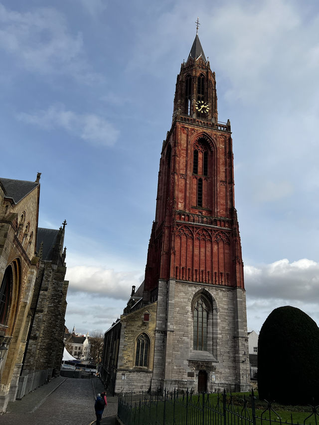⛪🔥 St. Janskerk – The Fiery Red Guardian of Maastricht’s Skyline 🇳🇱❤️  