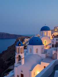 𝑬𝒔𝒄𝒂𝒑𝒆 𝒕𝒐 𝑺𝒂𝒏𝒕𝒐𝒓𝒊𝒏𝒊 - 𝑨 𝑫𝒓𝒆𝒂𝒎 𝒊𝒏 𝑩𝒍𝒖𝒆 & 𝑾𝒉𝒊𝒕𝒆