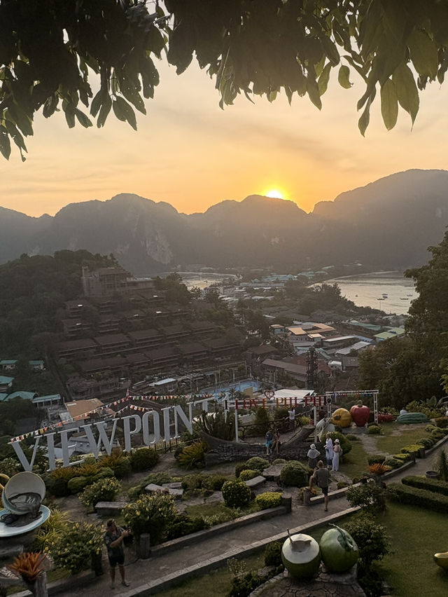 Phi Phi Islands Trip Report — For Anyone Who Wants to Be a Beautiful Christmas Cliché 🎄🌴 Phi Phi Islands Trip Report — For Anyone Who Wants to Be a Beautiful Christmas Cliché 🎄🌴