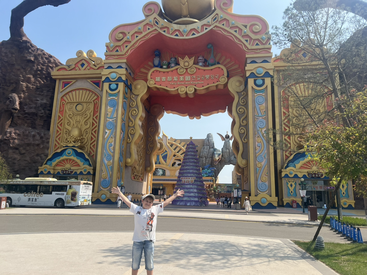 สวนสนุกไดโนเสาร์คิงดอมในเมืองเหยียนจี เมืองหลวงของเขตปกครองตนเองเหยียนเปียน