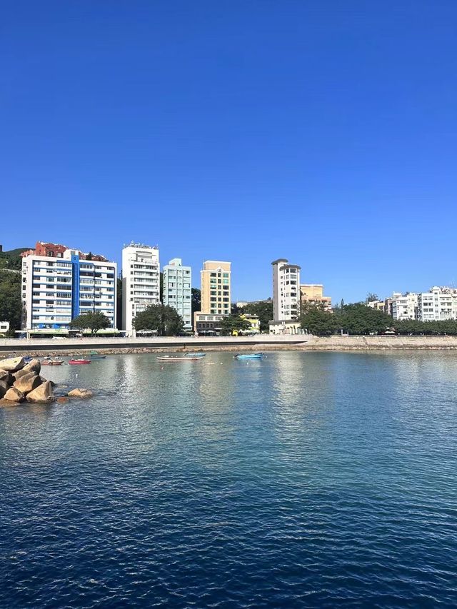 親愛的小夥伴們👋，你是否憧憬著迷人的香港風景，踏上城市漫步的旅程？😍讓我帶你穿越繁華的街道、感受迷人的夜景，一起探索這座充滿活力的國際都市吧！✨