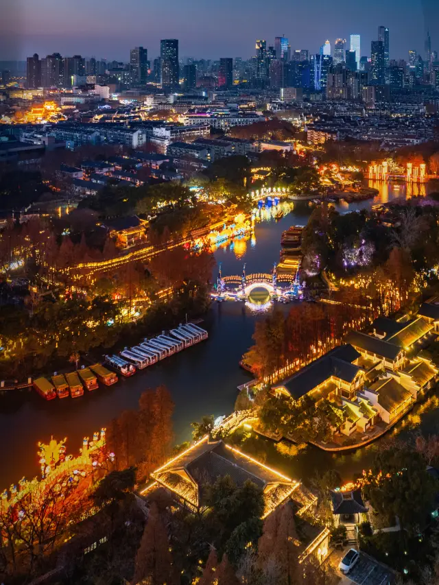 You must visit Nanjing and enjoy the night tour of the lights at Bailuzhou!