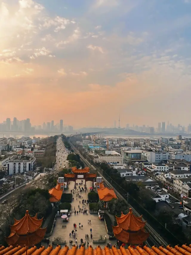 Reading about Yellow Crane Tower in books, savoring the worldly hustle and bustle