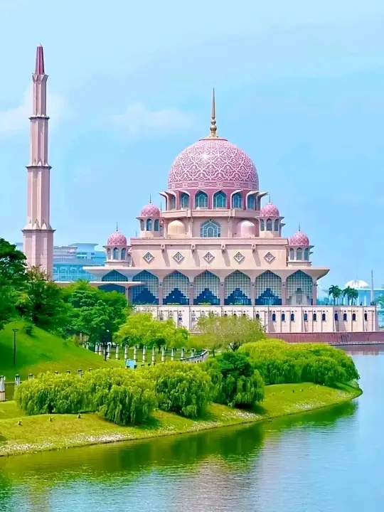 Beautiful Pink Mosque in Kuala Lumpur🇲🇾♥️