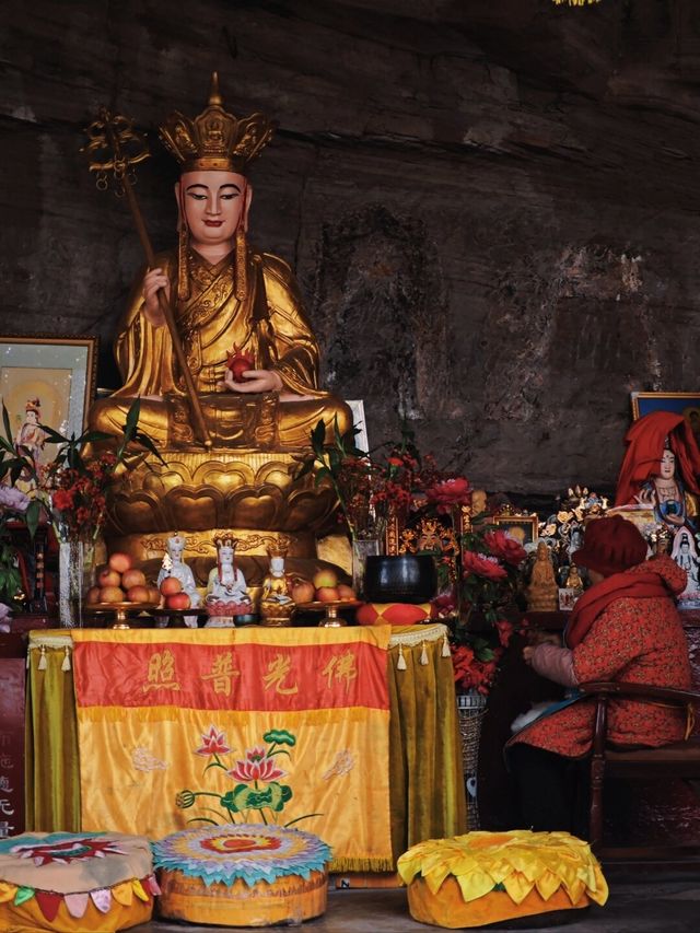 龍年就要去金龍寺！好一個巨大的金色龍頭！