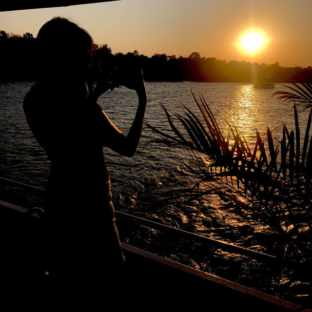 Sailing the majestic Zambezi 🇿🇼🇿🇲