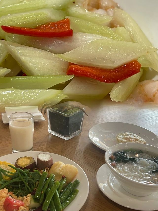 【睡在東方之巔，醒來就在東廊里瀟灑～】。