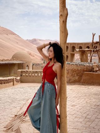 Go to Turpan, the 40-degree hot and free Huoyan Mountain, and take photos.