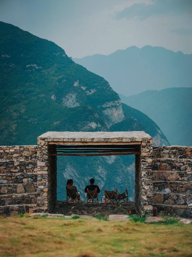 重慶周邊2小時野奢寶地，避世之旅 萬萬沒想到在距離重慶主城僅有兩個小時的巫山神女天路旁，居然隱藏著這。