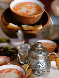 環球旅行｜在湖畔旁感受民族美食。