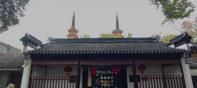 定慧寺裡的銀杏葉還未全黃。