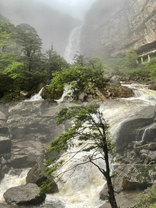 Zhaotong's hidden gem! Exploring the natural wonders of the Xia Cao Ba Waterfall Kingdom in Yiliang.