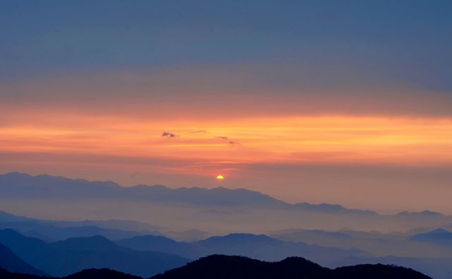 橘色落日，為桂林貓兒山披上浪漫金紗