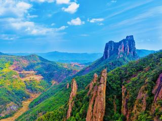 The wondrous peaks of Xianhua Mountain, shrouded in ethereal mist, seem to hold traces of immortals.
