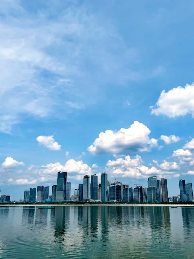 杭州的夏日晴空令人驚艷。